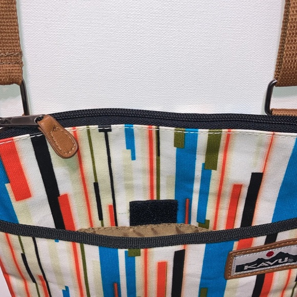 EUC Kavu crossbody bag retro stripes, water resistant, zip closure, adj strap - Picture 6 of 13